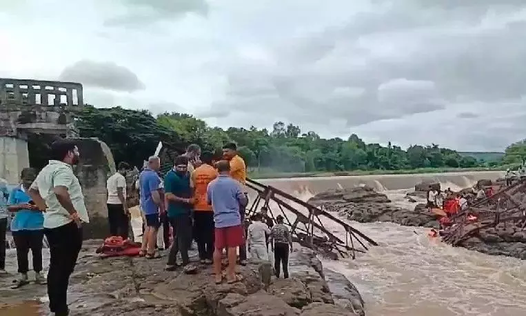 పూణేలో కూలిన వంతెన