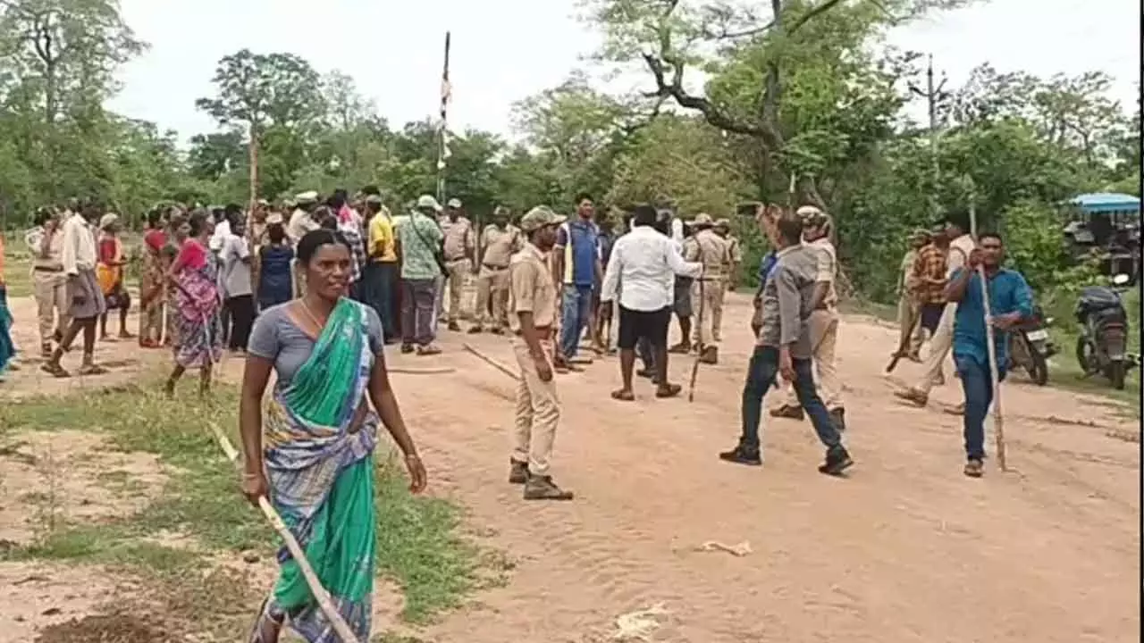 అధికారులపై ఆదివాసీల దాడి అధికారులపై ఆదివాసీల దాడి