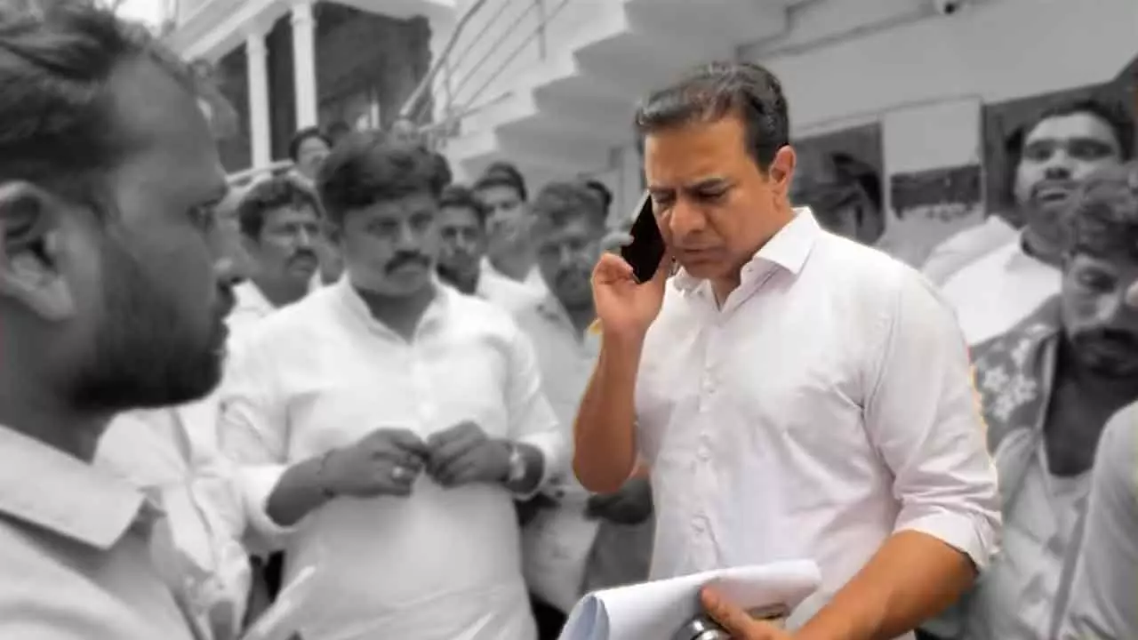 కేటీఆర్ గుట్టంతా మొబైల్లోనే ఉందా ? కేటీఆర్ గుట్టంతా మొబైల్లోనే ఉందా ?