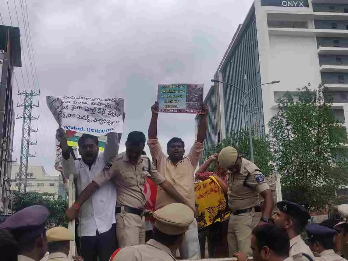 అమెరికన్ కాన్సులేట్ ముందు పాలస్తీనా మద్దతు నినాదాలు అమెరికన్ కాన్సులేట్ ముందు పాలస్తీనా మద్దతు నినాదాలు