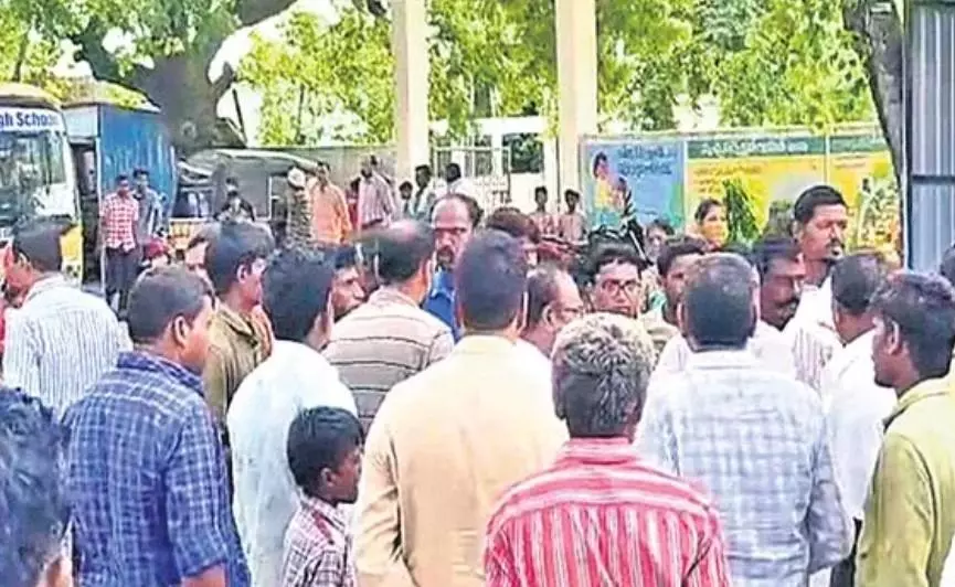 తెలంగాణ పల్లెలో ‘ప్రైవేటు చదువు’ వద్దంటూ తిరుగుబాటు