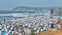 ఆర్ కె బీచ్ లో 3 లక్షల మంది యోగాసనాలు