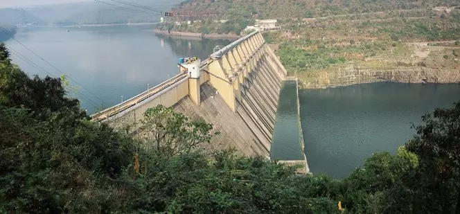 వరదనీటితో పరుగులిడుతున్న కృష్ణమ్మ వరదనీటితో పరుగులిడుతున్న కృష్ణమ్మ