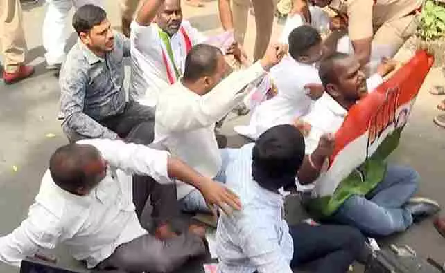 కౌశిక్ రెడ్డి వ్యాఖ్యలపై భగ్గుమన్న కాంగ్రెస్ కౌశిక్ రెడ్డి వ్యాఖ్యలపై భగ్గుమన్న కాంగ్రెస్
