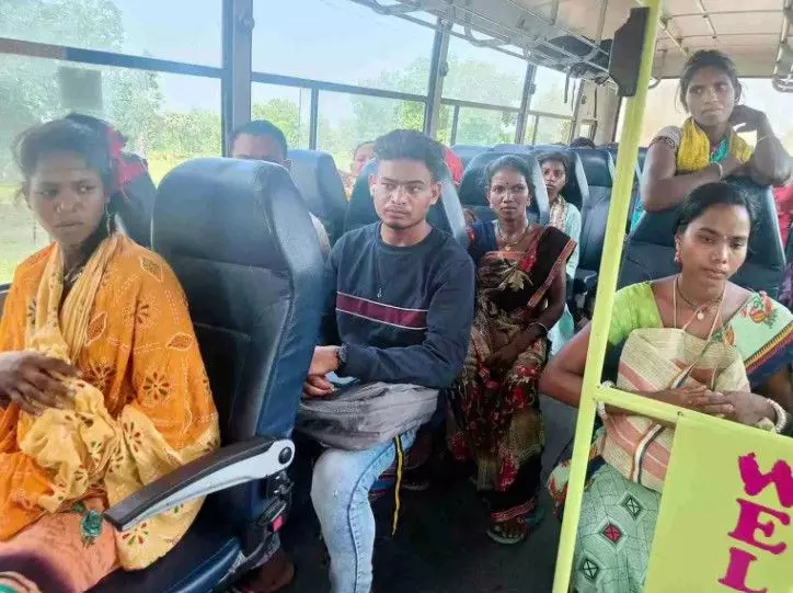 దశాబ్దాల తర్వాత, నంబీ వాసులకు బస్ సౌకర్యం లభించింది (All photographs by Deepak Daware) దశాబ్దాల తర్వాత, నంబీ వాసులకు బస్ సౌకర్యం లభించింది (All photographs by Deepak Daware)
