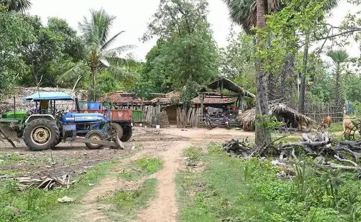 ఇపుడు బస్తర్ భూభాగమంతా ప్రజలు ట్రాక్టర్లు నడపడం, మోటార్ సైకిళ్ల మీద తిగరడం కనిపిస్తుంది. ఇపుడు బస్తర్ భూభాగమంతా ప్రజలు ట్రాక్టర్లు నడపడం, మోటార్ సైకిళ్ల మీద తిగరడం కనిపిస్తుంది.