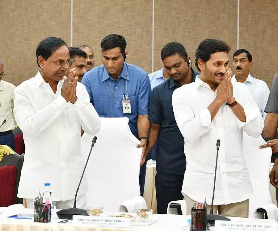 కెసిఆర్-జగన్ గోదావరి డీల్ ని చంద్రబాబు అమలుచేస్తున్నారా? కెసిఆర్-జగన్ గోదావరి డీల్ ని చంద్రబాబు అమలుచేస్తున్నారా?