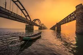 పర్యాటక ప్రదేశంగా మారనున్న రాజమండ్రి హేవ్ లాక్ బ్రిడ్జ్ పాత రైల్వే బ్రిడ్జ్ కి కొత్త వైభవం! పర్యాటక ప్రదేశంగా మారనున్న రాజమండ్రి హేవ్ లాక్ బ్రిడ్జ్ పాత రైల్వే బ్రిడ్జ్ కి కొత్త వైభవం!