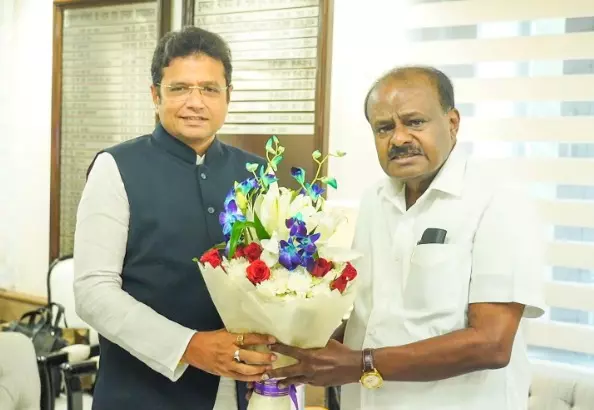 కుమారస్వామిని కల్సిన మంత్రి శ్రీధర్ బాబు కుమారస్వామిని కల్సిన మంత్రి శ్రీధర్ బాబు