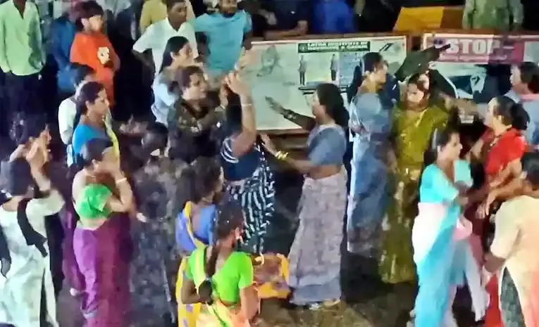 జగిత్యాలలో హిజ్రాల కొట్లాట జగిత్యాలలో హిజ్రాల కొట్లాట