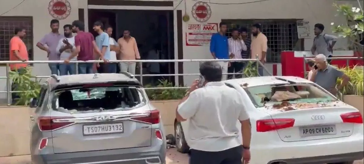 ట్యాపింగ్ అంశంలో మహాన్యూస్ ఛానల్ పై దాడి ట్యాపింగ్ అంశంలో మహాన్యూస్ ఛానల్ పై దాడి