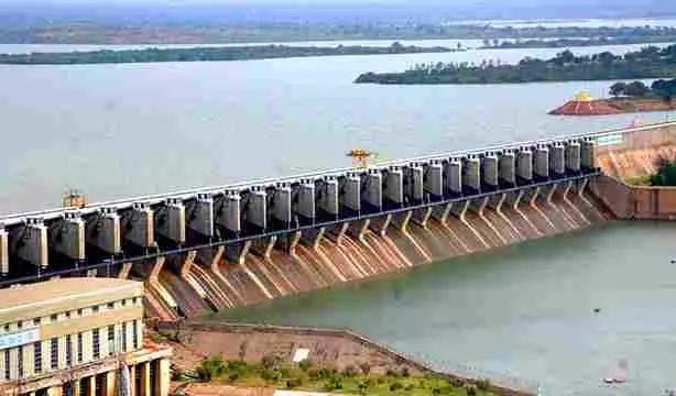 మహారాష్ట్ర వర్షాలతో పోటెత్తిన ఆల్మట్టి మహారాష్ట్ర వర్షాలతో పోటెత్తిన ఆల్మట్టి