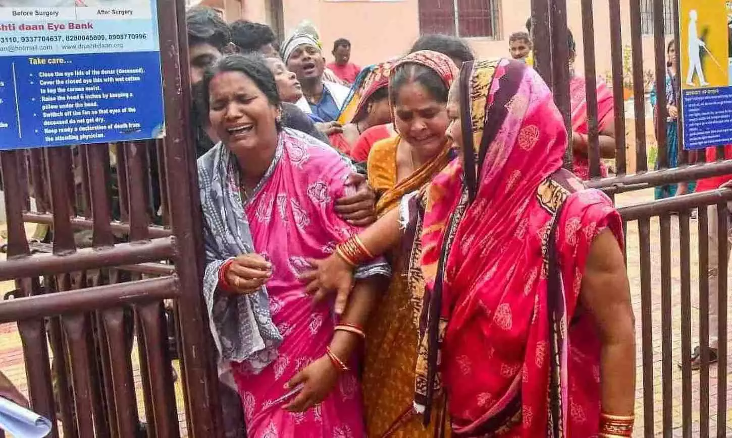 పూరీలో తొక్కిసలాట: కలెక్టర్, ఎస్పీ బదిలీ పూరీలో తొక్కిసలాట: కలెక్టర్, ఎస్పీ బదిలీ