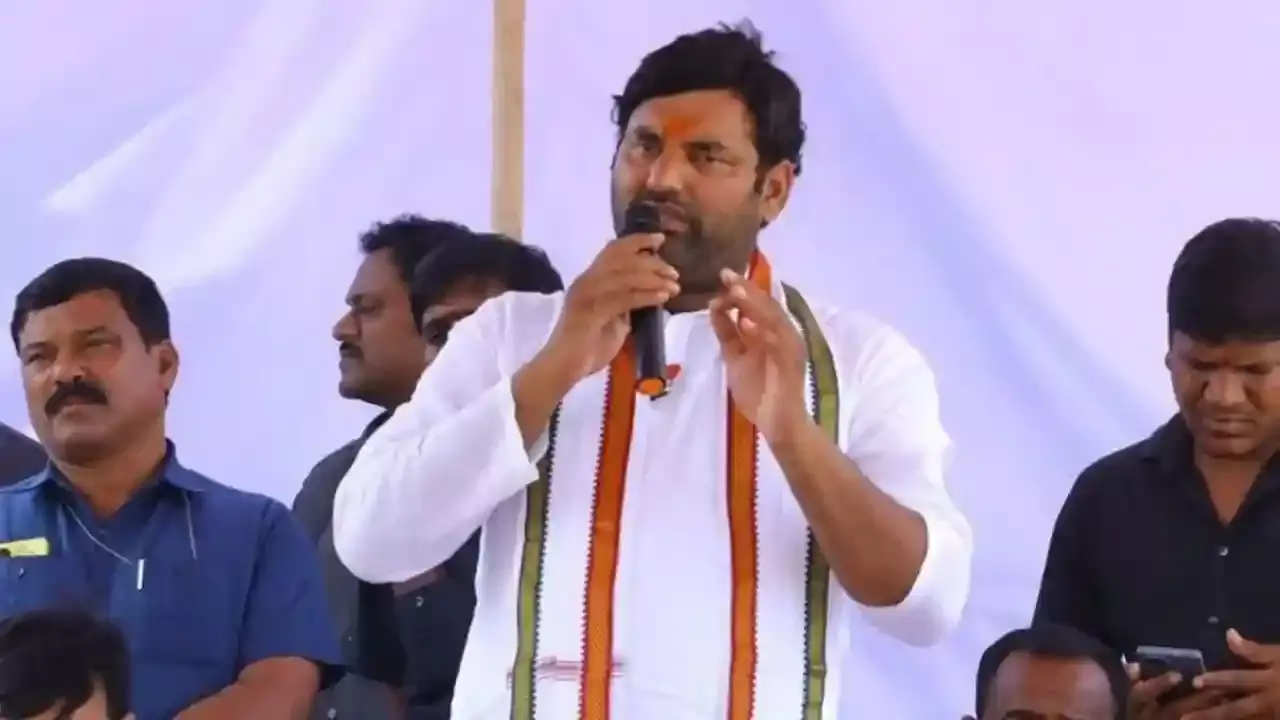 చంద్రబాబు  కోవర్ట్ లు ప్రభుత్వంలో ఉన్నారు