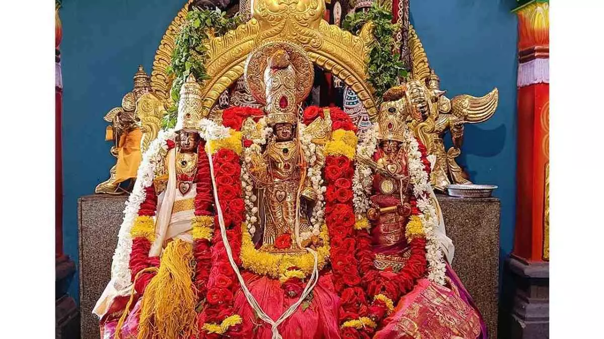 తెలంగాణ-ఏపీ మధ్య నలిగిపోతున్న ‘భద్రాచల’ రాముడు తెలంగాణ-ఏపీ మధ్య నలిగిపోతున్న ‘భద్రాచల’ రాముడు