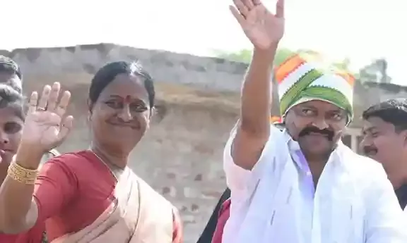 మీనాక్షి నటరాజన్ ను కల్సిన కొండా దంపతులు మీనాక్షి నటరాజన్ ను కల్సిన కొండా దంపతులు