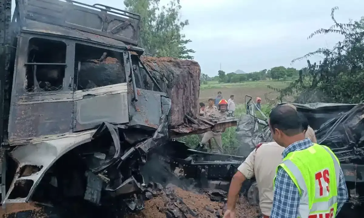 మహబూబాబాద్ జిల్లాలో రోడ్డు ప్రమాదం: ముగ్గురు సజీవ దహనం