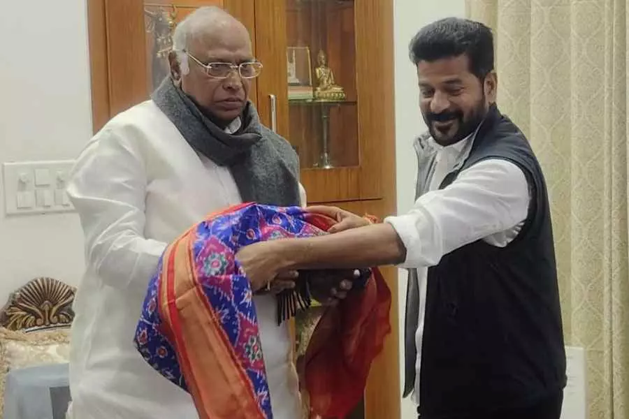 ఖర్గేతో సమావేశమైన రేవంత్ రెడ్డి ఖర్గేతో సమావేశమైన రేవంత్ రెడ్డి