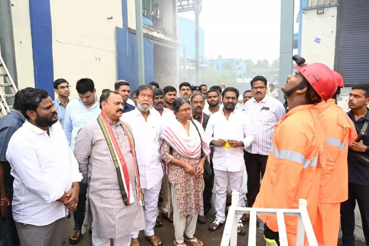 మీనాక్షి నటరాజన్ ఎలాంటి సంకేతాలు పంపుతున్నది ? మీనాక్షి నటరాజన్ ఎలాంటి సంకేతాలు పంపుతున్నది ?