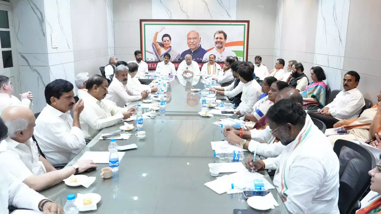 పదవులు ఎవరికి పడితే వారికి రావు: ఖర్గే పదవులు ఎవరికి పడితే వారికి రావు: ఖర్గే