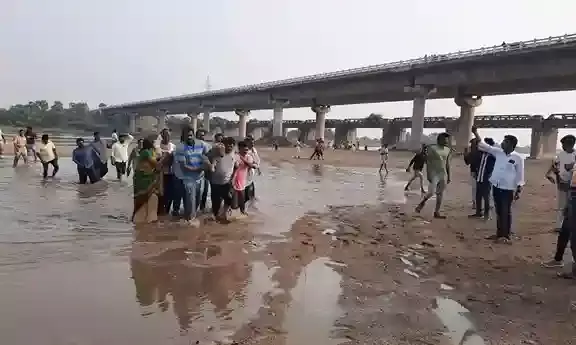 మున్నేరు వాగులో కొట్టుకుపోయిన ఇద్దరు యువకులు