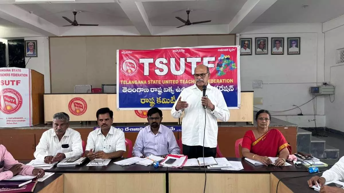 టీచర్లకు పిఆర్సీ అమలు చేయాలి: తెలంగాణ యుటిఎఫ్ టీచర్లకు పిఆర్సీ అమలు చేయాలి: తెలంగాణ యుటిఎఫ్