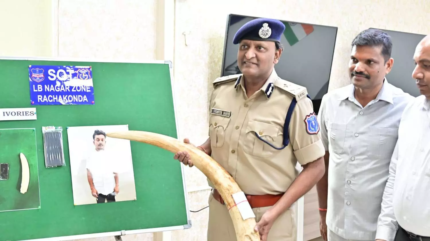 శేషాచలం టు హైదరాబాద్, ఏనుగు దంతాల విక్రయానికి యత్నం