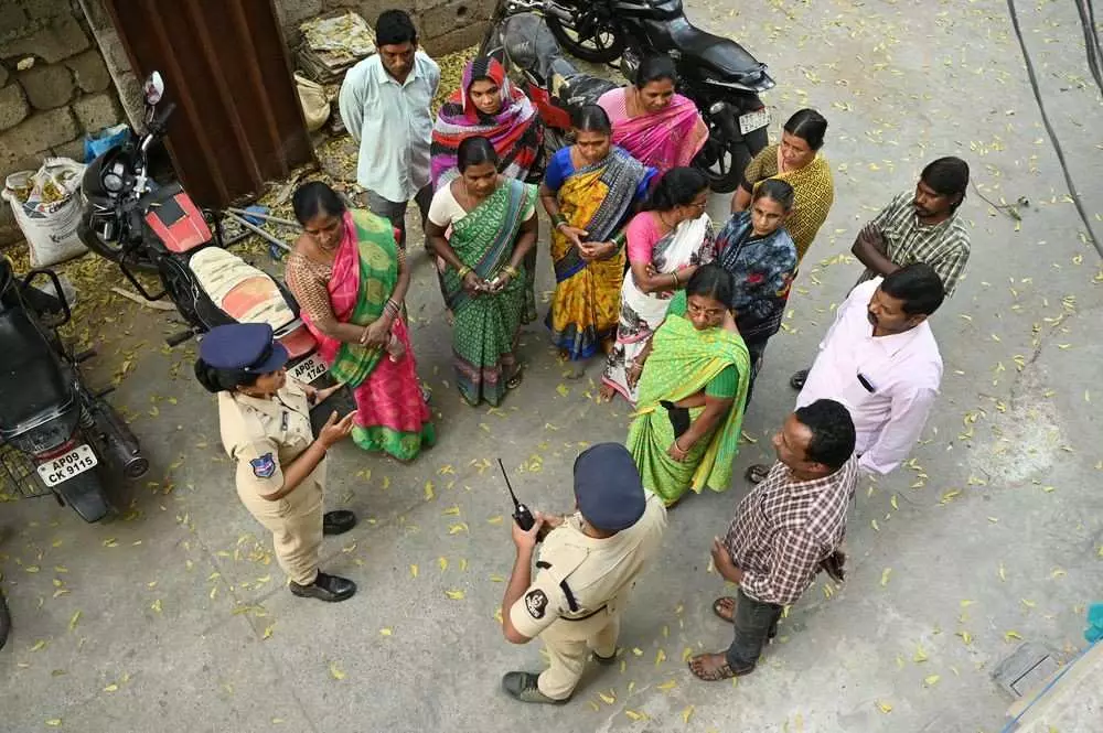 షీ టీమ్ డెకాయ్ ఆపరేషన్లో పోకిరీల గుట్టు రట్టు షీ టీమ్ డెకాయ్ ఆపరేషన్లో పోకిరీల గుట్టు రట్టు