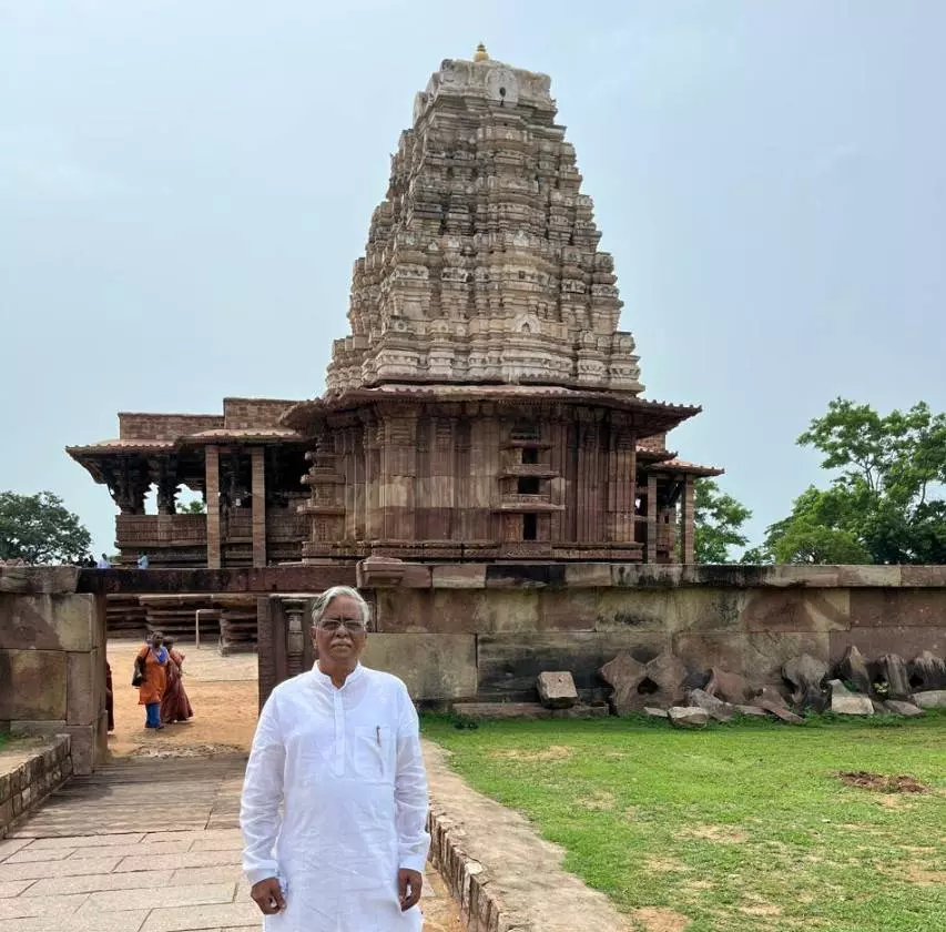 రామప్పగుడిలో ప్రొఫెసర్ కెఎస్ చలం రామప్పగుడిలో ప్రొఫెసర్ కెఎస్ చలం