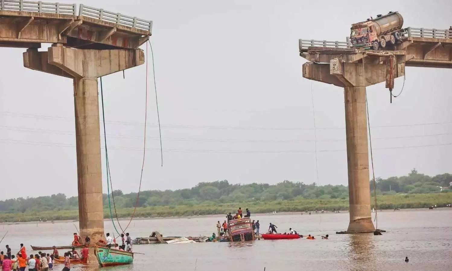 వంతెన కూలిన ఘటనలో 13కి చేరిన మృతుల సంఖ్య..
