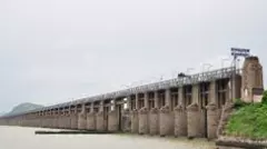 అటు కృష్ణమ్మ.. ఇటు గోదావరి.. పరుగులు