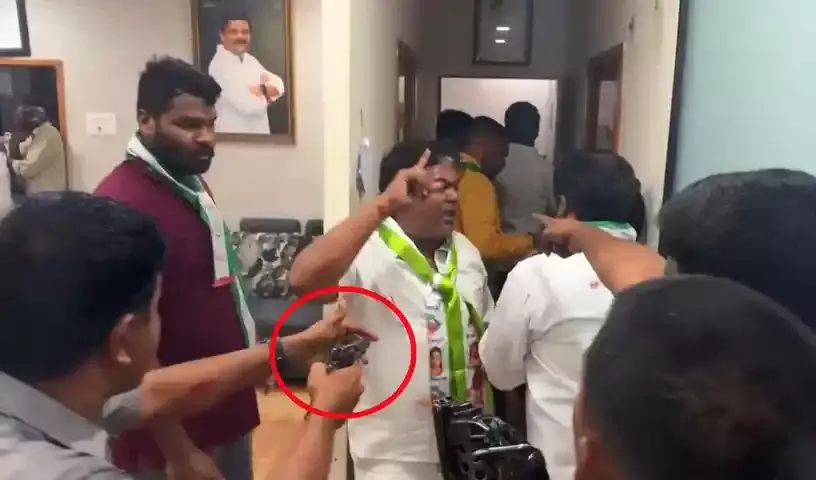 తీన్మార్ మల్లన్న కార్యాలయంపై జాగృతి కార్యకర్తల దాడి తీన్మార్ మల్లన్న కార్యాలయంపై జాగృతి కార్యకర్తల దాడి