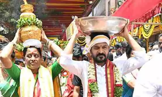 ఉజ్జయిని మహంకాళిని దర్శించుకున్న సీఎం రేవంత్ ఉజ్జయిని మహంకాళిని దర్శించుకున్న సీఎం రేవంత్