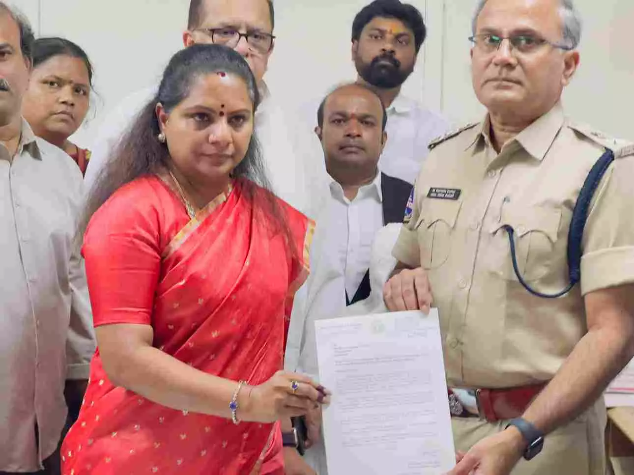 కవిత ఇంటి దగ్గర భారీ భద్రత కవిత ఇంటి దగ్గర భారీ భద్రత