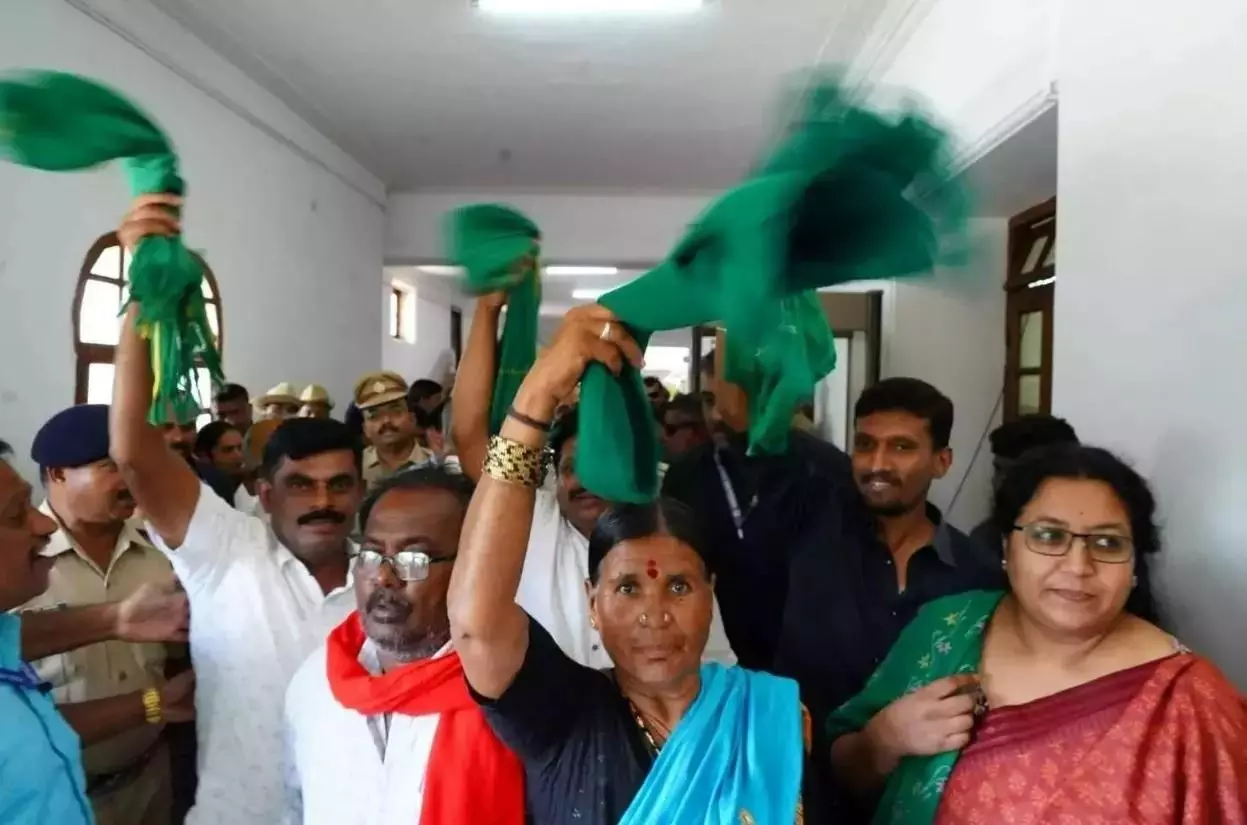 దేవనహళ్లి భూముల స్వాధీనంపై వెనక్కు తగ్గిన కర్ణాటక ప్రభుత్వం దేవనహళ్లి భూముల స్వాధీనంపై వెనక్కు తగ్గిన కర్ణాటక ప్రభుత్వం