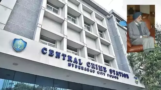 భూ వివాదంలో రిటైర్డ్ ఐఏఎస్ అధికారి పోలీసుల అదుపులో