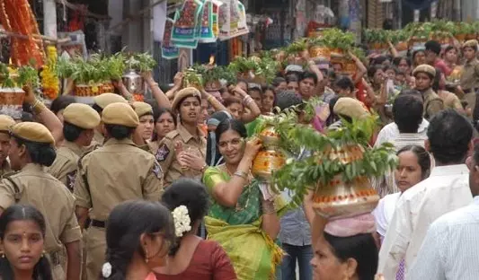 బోనాలు, మొహర్రం ఉత్సవాల్లో ఈవ్ టీజర్లపై షీ టీమ్ యాక్షన్ బోనాలు, మొహర్రం ఉత్సవాల్లో ఈవ్ టీజర్లపై షీ టీమ్ యాక్షన్