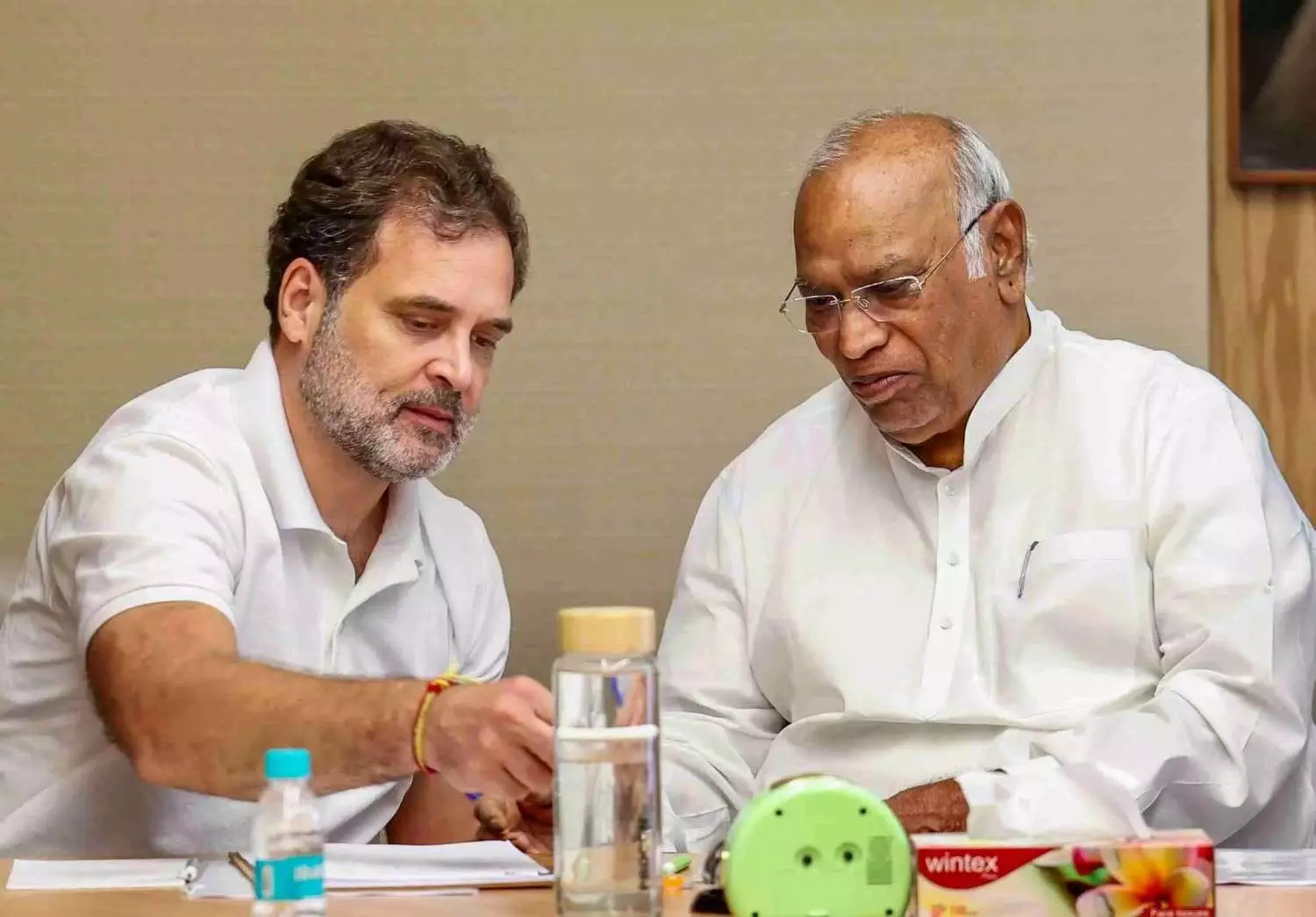 మోదీకి లేఖ రాసిన ఖర్గే, రాహుల్.. అందులో ఏం కోరారు? మోదీకి లేఖ రాసిన ఖర్గే, రాహుల్.. అందులో ఏం కోరారు?