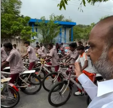 కరీంనగర్ విద్యార్థులకు మోదీ గిఫ్ట్