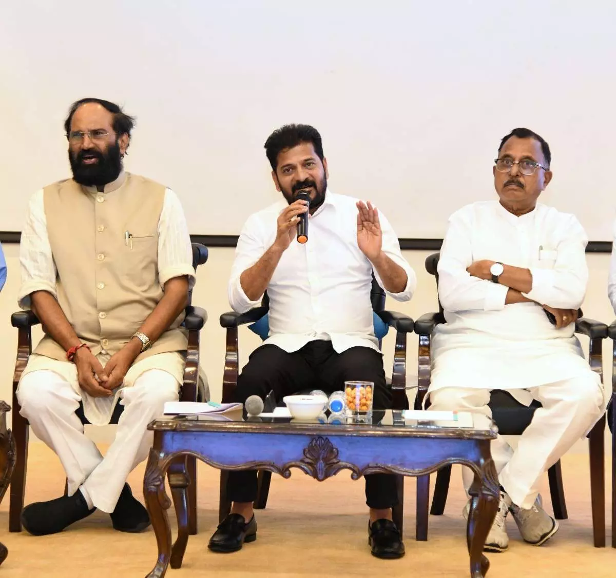 ‘విలన్లు క్లైమ్యాక్స్ లోనే అరెస్టవుతారు’ ‘విలన్లు క్లైమ్యాక్స్ లోనే అరెస్టవుతారు’