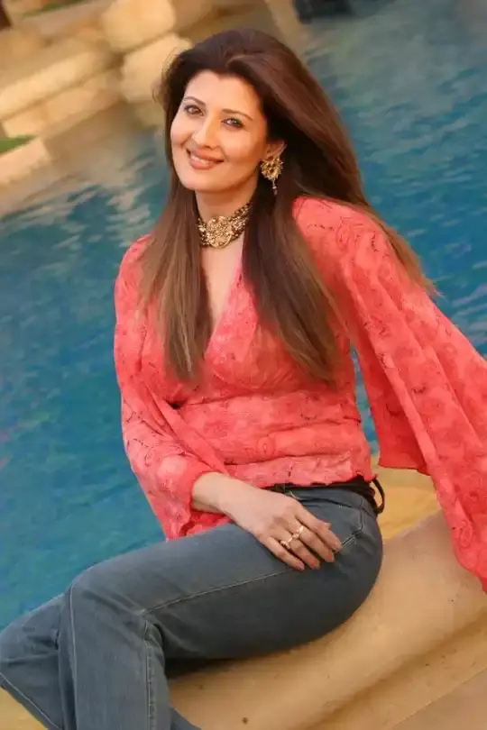 అజారుద్దీన్ మాజీ భార్య ఫాం హౌజ్ ధ్వంసం