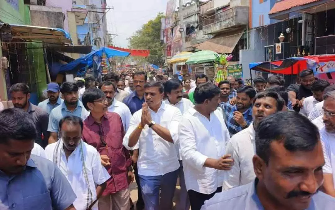 కడప జిల్లా రైల్వే కోడూరులో జనం మధ్య రాజంపేట ఎంపీ మిథున్ రెడ్డి