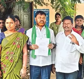 బ్యాంకుల కిరికిరీ: గిరిజనుల పేరిట కోట్లు కొల్లగొట్టారిలా? బ్యాంకుల కిరికిరీ: గిరిజనుల పేరిట కోట్లు కొల్లగొట్టారిలా?