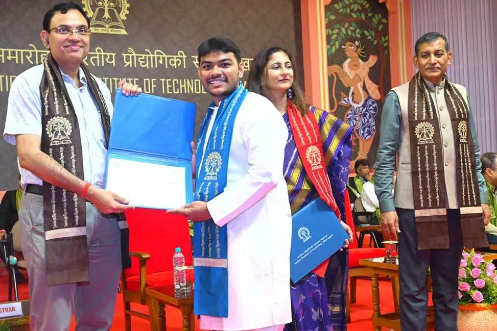 ఖరగ్ పూర్ ఐఐటీ స్నాతకోత్సవంలో గ్రాడ్యుయేట్ పట్టా అందుకుంటున్న పిడమర్తి అనిల్ కుమార్ ఖరగ్ పూర్ ఐఐటీ స్నాతకోత్సవంలో గ్రాడ్యుయేట్ పట్టా అందుకుంటున్న పిడమర్తి అనిల్ కుమార్