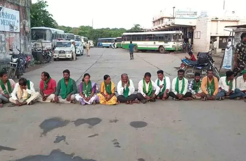 పులికోసం మా కడుపు కొట్టొద్దు... గిరిజనుల ఆందోళన పులికోసం మా కడుపు కొట్టొద్దు... గిరిజనుల ఆందోళన