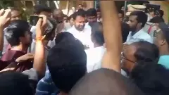 అద్దంకి దయాకర్‌ను నిలదీసిన నిరుద్యోగులు..