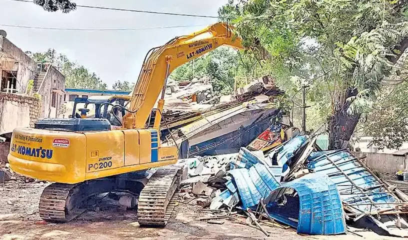 జూబ్లి హిల్స్ పెద్దమ్మ గుడి  సమీపంలో కూల్చివేతలు