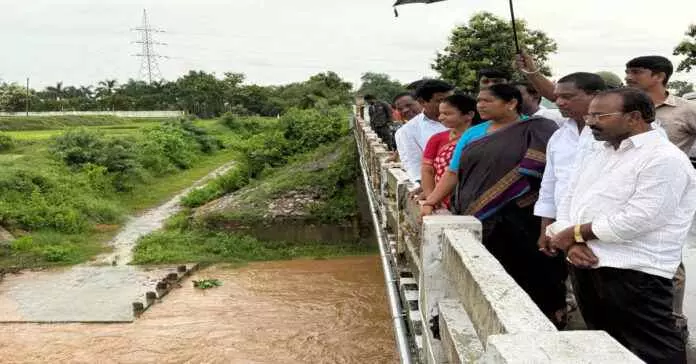 ములుగు లో భారీ వర్షాలు.. సమీక్షించిన మంత్రి సీతక్క ములుగు లో భారీ వర్షాలు.. సమీక్షించిన మంత్రి సీతక్క