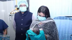 రోడ్డుపై వదిలేసిన శిశువును చూసి కలెక్టర్ కన్నీళ్లు...