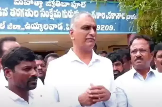 అస్వస్థ  విద్యార్థులను పరామర్శించిన హరీష్ రావ్